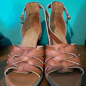 6 1/2 Universal Thread Heeled Sandal, Tan/Brown